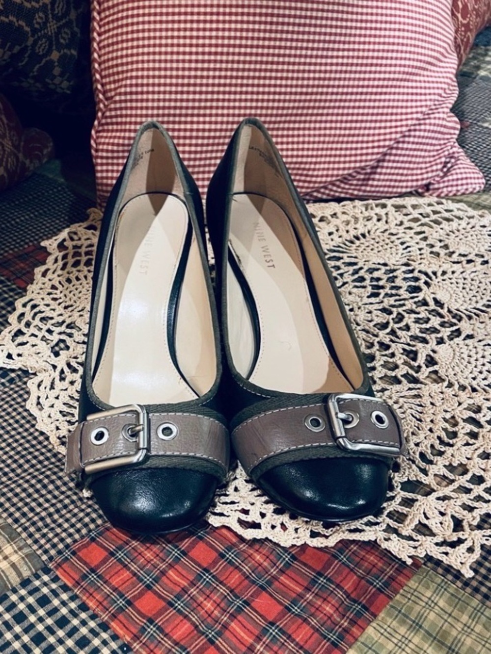 Nine West leather 9M heels w/ buckle & contrast taupe & army green.3” almond toe